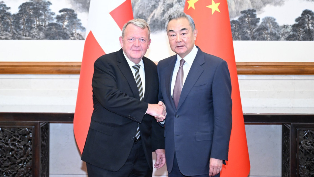 Šef kineske diplomatije Vang Ji: Peking poštuje suverenitet Danske na Grenlandu