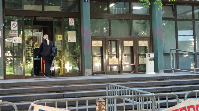 Studenti u blokadi se povukli sa ulaza u sud u Novom Sadu, zaposleni ulaze u zgradu