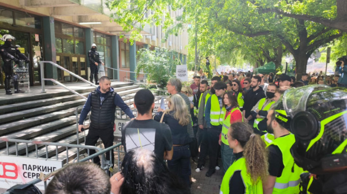Studenti u blokadi ponovo blokirali zgradu suda u Novom Sadu