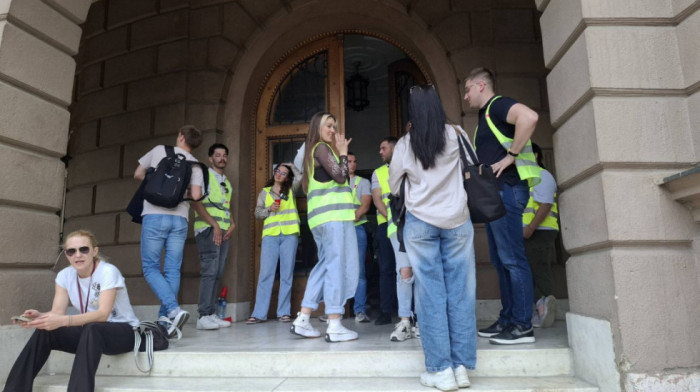 Protest studenata ispred Rektorata u Nišu: Skup počeo odavanjem pošte stradalima u padu nadstrešnice