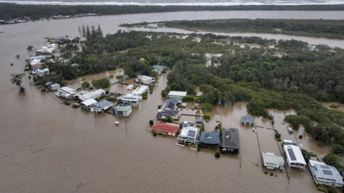 Dvoje poginulih u poplavama u Australiji, dvoje nestalih, više od 500 spaseno