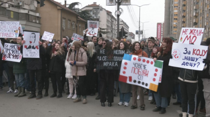 Protest ispred Vlade Srbije: Predata peticija za raspisivanje vanrednih parlamentarnih izbora