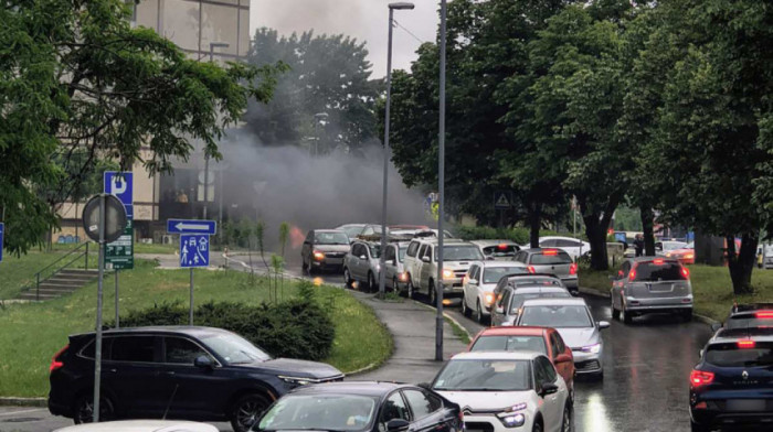 Požar kod Sava Centra: Crni dim kulja iz automobila, na licu mesta vatrogasci i policija (FOTO)