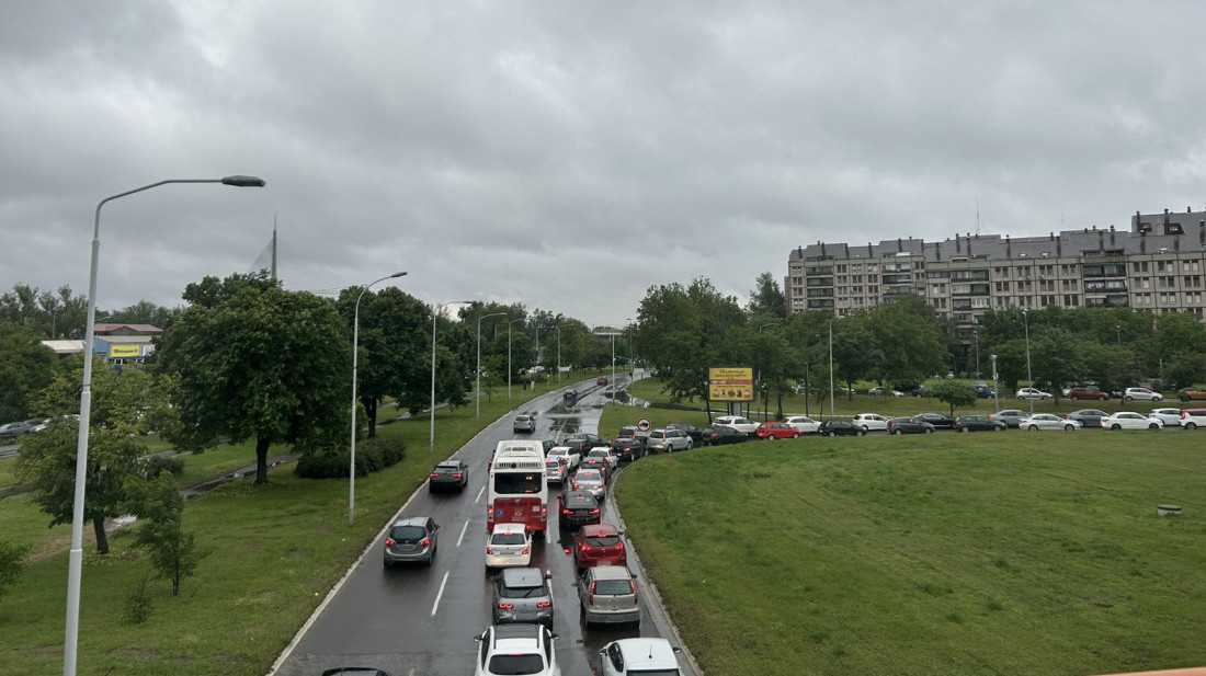 AMSS: Zbog mokrih kolovoza na pojedinim deonicama usporen saobraćaj