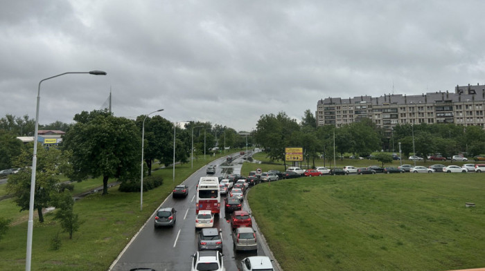 AMSS: Zbog mokrih kolovoza na pojedinim deonicama usporen saobraćaj