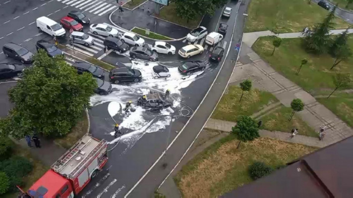 Požar kod Sava Centra: Crni dim kuljao iz automobila, reagovali vatrogasci, policija i Hitna pomoć (FOTO)