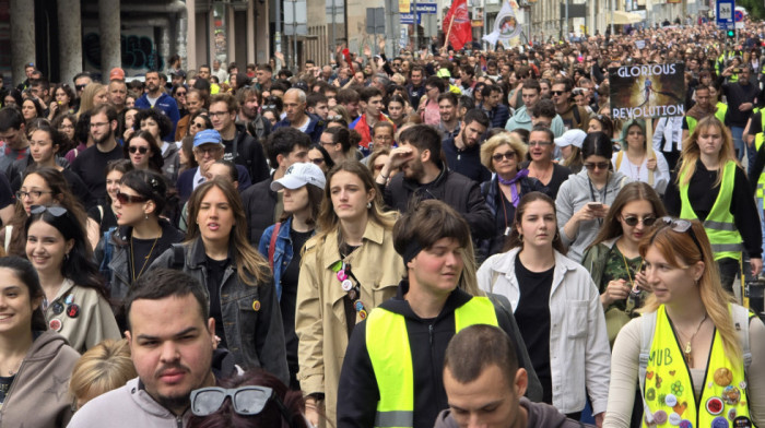 Beogradski studenti i građani u protestnoj šetnji "krugom dvojke" pod sloganom "Pazi koga biraš"