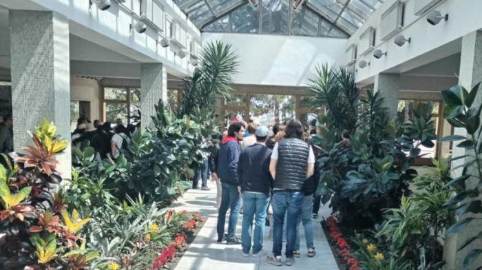 Stotine ljudi s područja bivše Jugoslavije danas u Kući cveća odali počast Titu