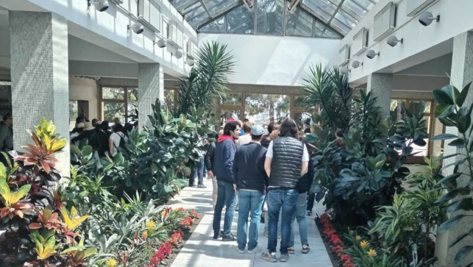 Stotine ljudi s područja bivše Jugoslavije danas u Kući cveća odali počast Titu