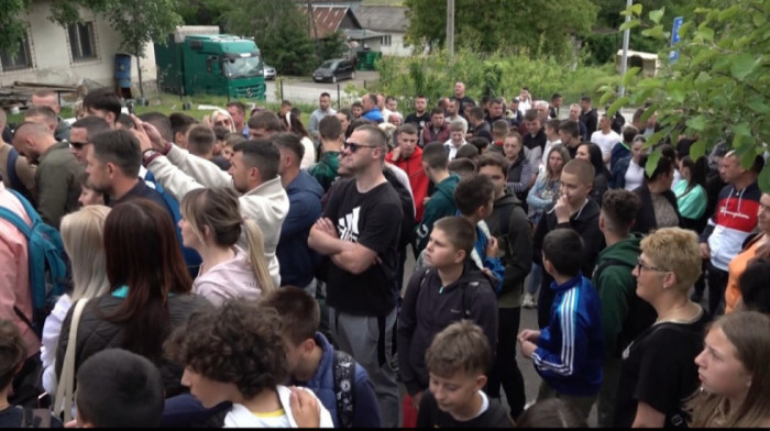 Protest u Leposaviću: Deca i roditelji se bune zbog oduzimanja sportske hale