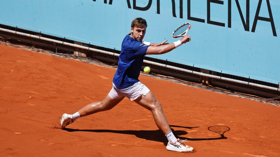 Međedović pobedio De Minora i prošao u četvrtfinale ATP turnira u Barseloni