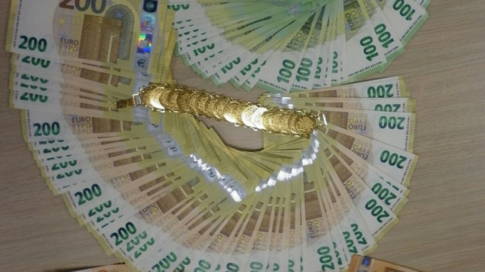 Velika zaplena carinika na Batrovcima: Pronašli zlato i devize u vrednosti od 55.000 evra skriveno u čarapama i prsluku