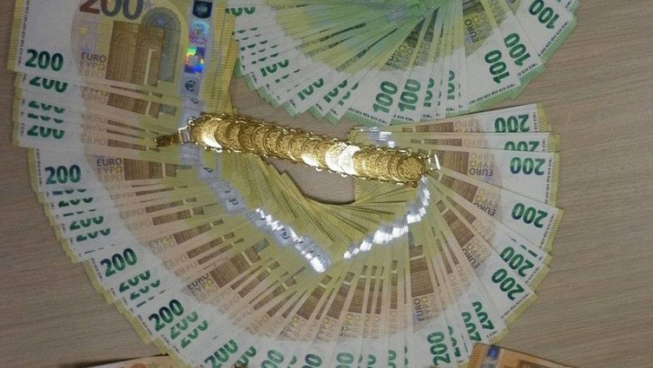 Velika zaplena carinika na Batrovcima: Pronašli zlato i devize u vrednosti od 55.000 evra skriveno u čarapama i prsluku