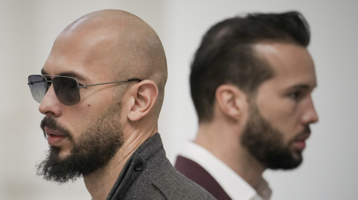 Rumunija ukinula sudski nadzor nad britansko-američkim influenserom Endruom Tejtom i njegovim bratom Tristanom