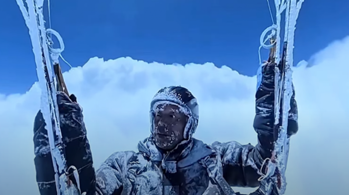 Kineskog paraglajdera vetrovi podigli na visinu Mont Everesta: Iznad oblaka i prekriven ledom, ali ipak živ (VIDEO)