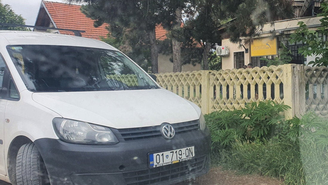 Tabla kosovske pošte postavljena na objekat Pošte Srbije kod Vučitrna