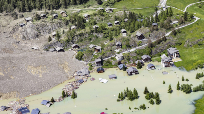 Neverovatni prizori iz Švajcarske: Glečer se odlomio i zatrpao alpsko selo (FOTO)
