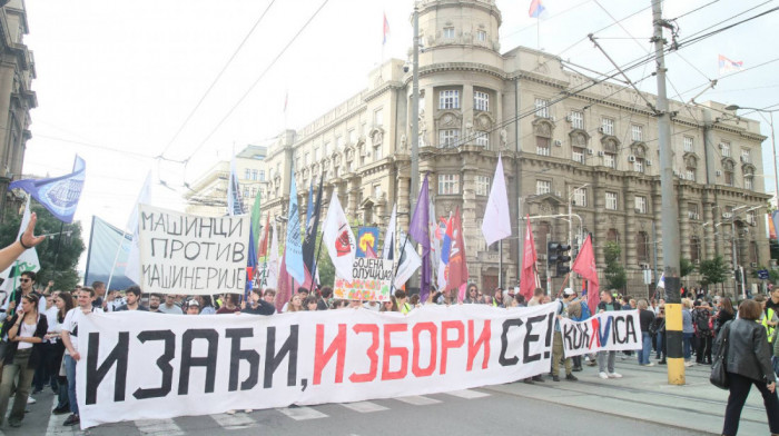 Protest pod nazivom "Hoćemo izbore" u Beogradu: Kolona sa Savskog trga stigla do Tužilaštva i Vlade