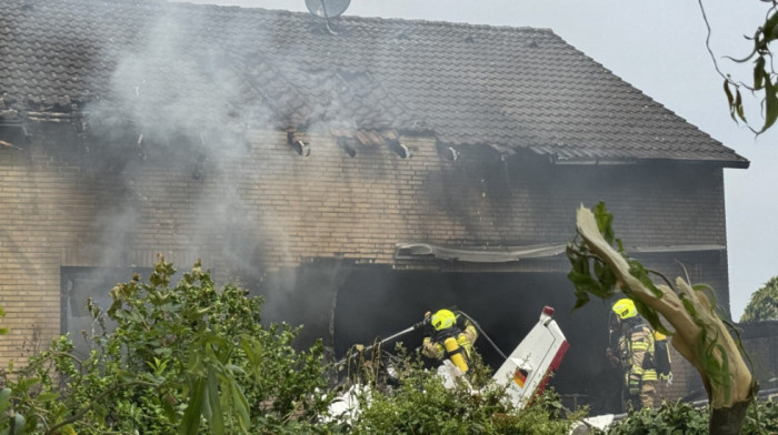 Srušio se mali avion na stambenu zgradu u Nemačkoj