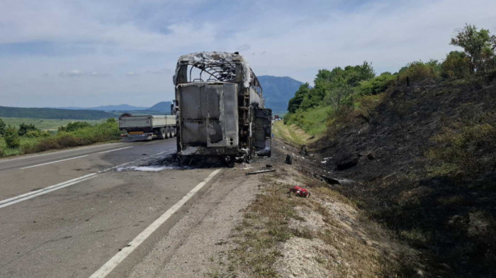 "Vozač primetio dim, a onda je autobus planuo": Detalji incidenta kod Zaječara gde je zbog požara prekinuta ekskurzija