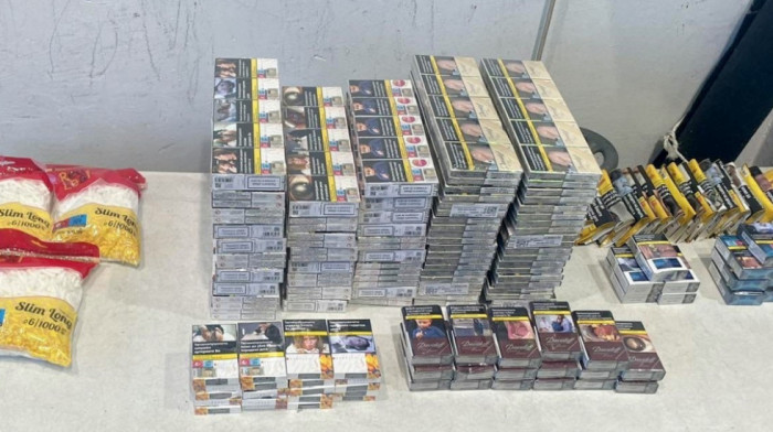Sprečeno krijumčaranje cigareta i duvana u krovu i sedištima automobila na Horgošu