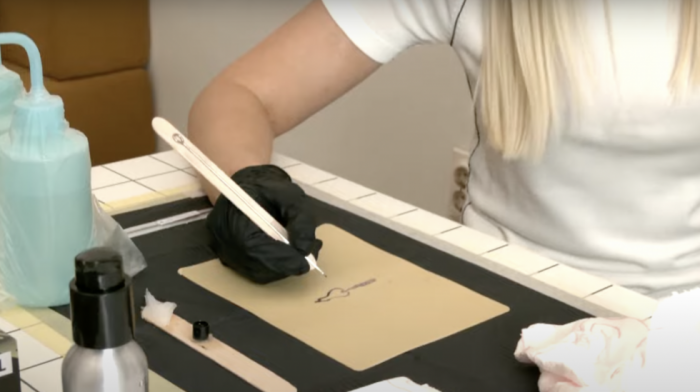 Tetoviranje bez mašinice: Studio u kom se trajna umetnička dela na koži crtaju ručno (VIDEO)