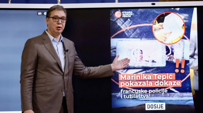 Vučić pokazao na tabli paket sa drogom sa likom predsednika Kolumbije: Marinika laže, nisam diler