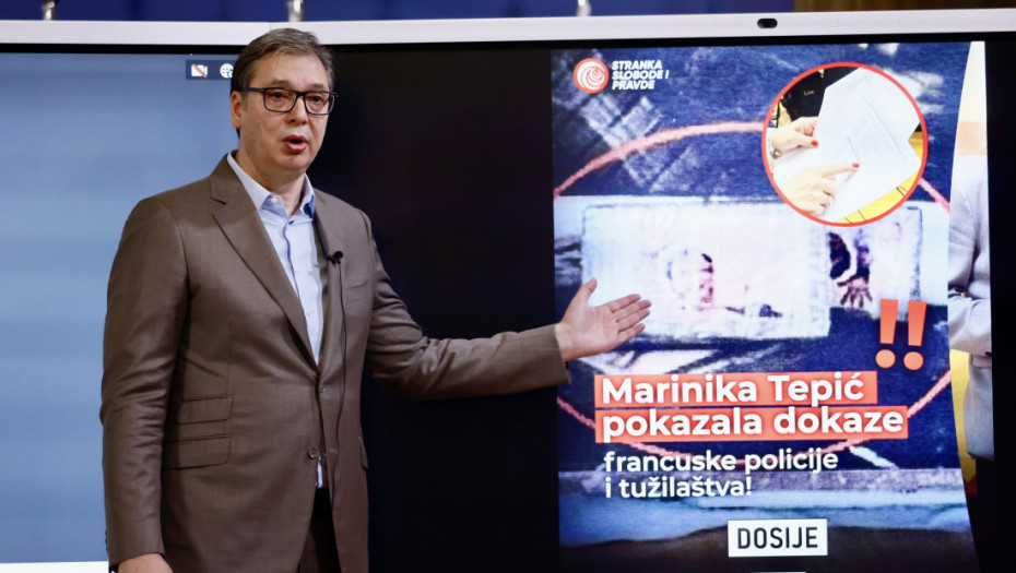 Vučić pokazao na tabli paket sa drogom sa likom predsednika Kolumbije: Marinika laže, nisam diler