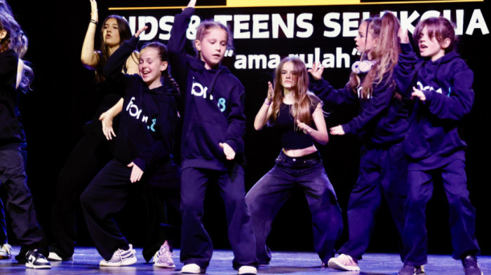 Plesna škola Form8 održala koncert posvećen Ani Božović, učenici stradaloj u "Ribnikaru": "Sada smo mi tu za tebe"