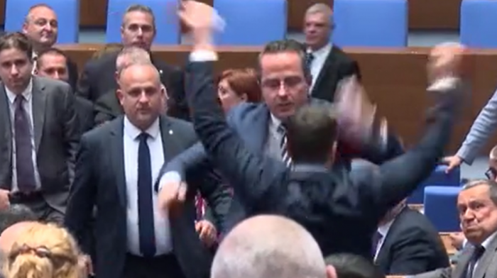 Haos u bugarskom parlamentu: Poslanici blokirali govornicu i izazvali fizički incident (VIDEO)