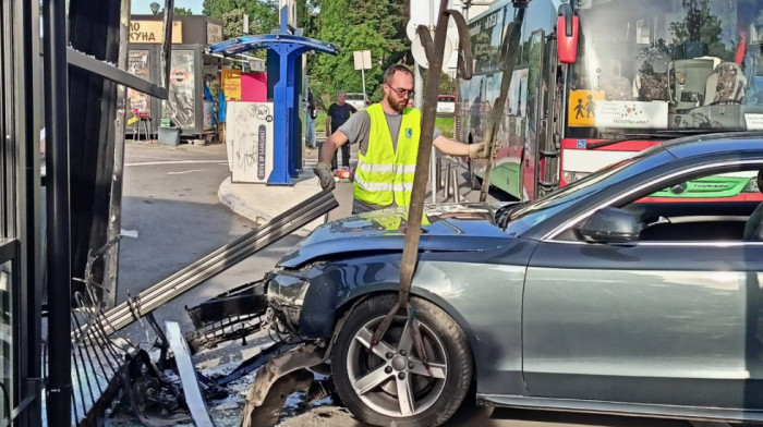 Prve fotografije sa mesta nesreće: Automobil uleteo u kafić kod SC "Milan Gale Muškatirović", tri osobe povređene