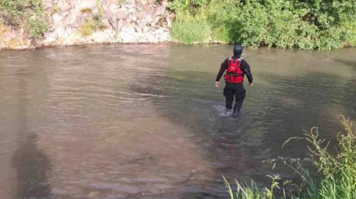 Spaseno dete iz reke u Raški: Vatrogasci brzom akcijom izvukli mališana koga je odnela bujica