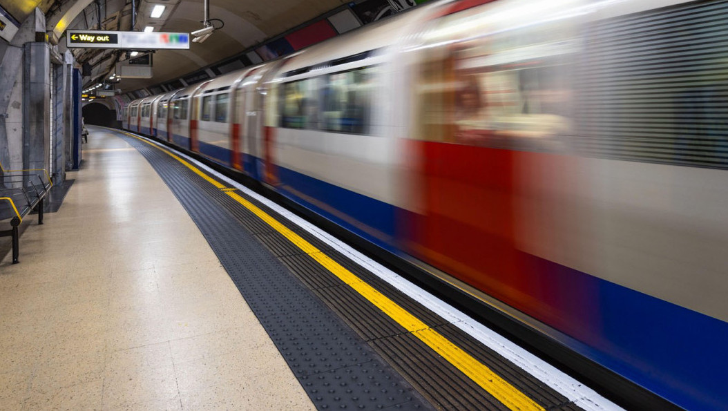 Putnik koji legao na šine u Moskvi mora da plati štetu metrou