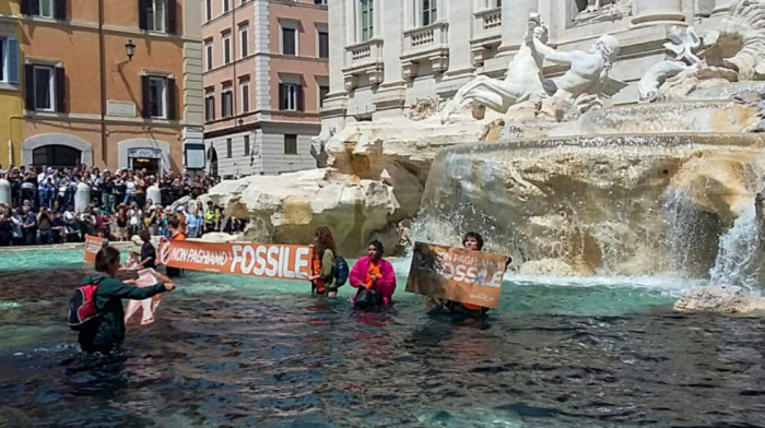 Sud u Rimu oslobodio eko-aktiviste koji su bacili crnu tečnost u Fontanu di Trevi