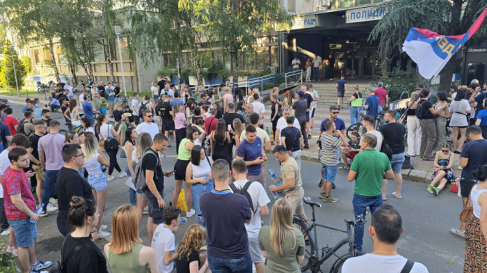 Studenti u blokadi ispred policije na Novom Beogradu: Zahtevaju oslobađanje osumjičenih za napad na Pavlovića