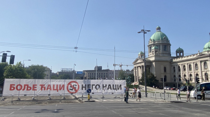 U Pionirskom parku postavljen transparent "Bolje Ćaci, nego naci"