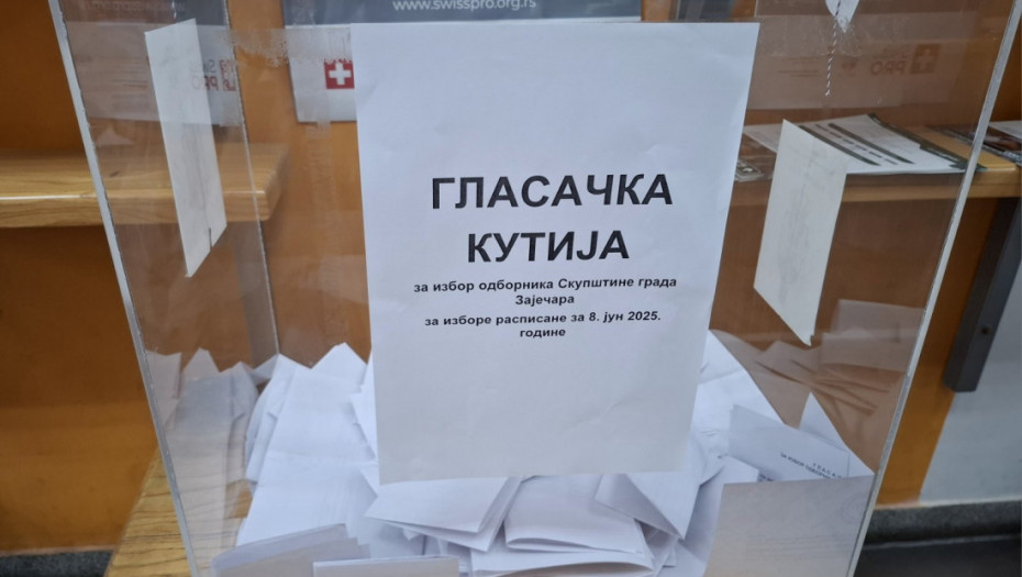Predstavnici opozicije pregledaju izborni materijal u Zaječaru