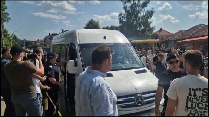 Napad na kombi u Zaječaru koji prevozi radnike (VIDEO)