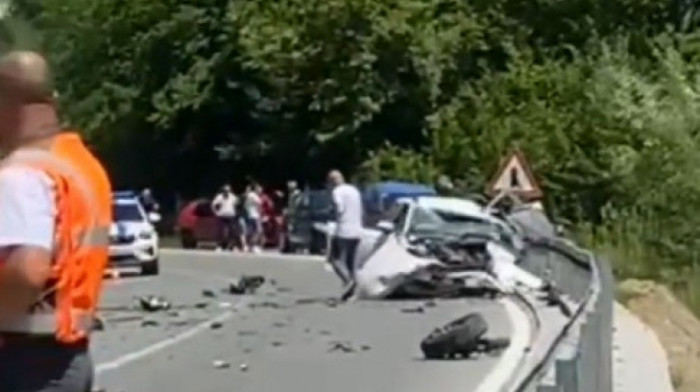 Prve fotografije stravične nesreće kod Mojkovca: Dve osobe poginule, više povređenih – među njima i dete