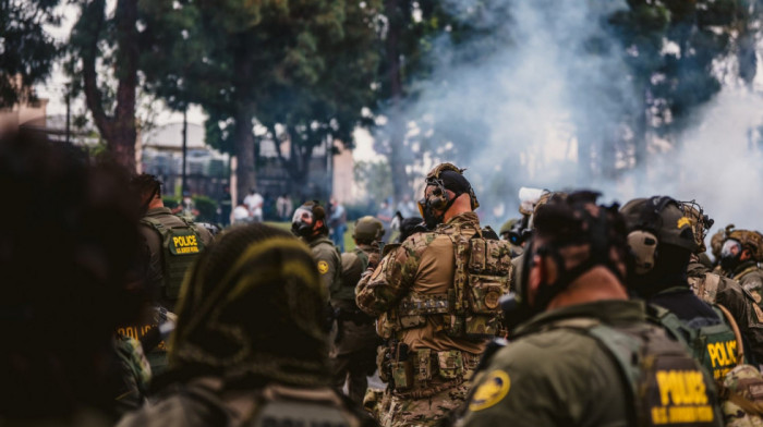 Protesti u Los Anđelesu: Policijski čas, hapšenja i optužbe između guvernera i Bele kuće