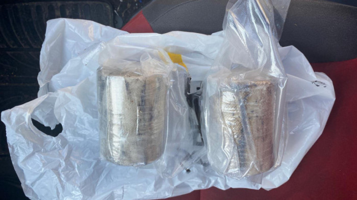 Velika akcija MUP-a: Uhapšeni muškarci iz Beograda i Novog Sada sa 11 kg kokaina, pronađena droga u vozilu i stanu