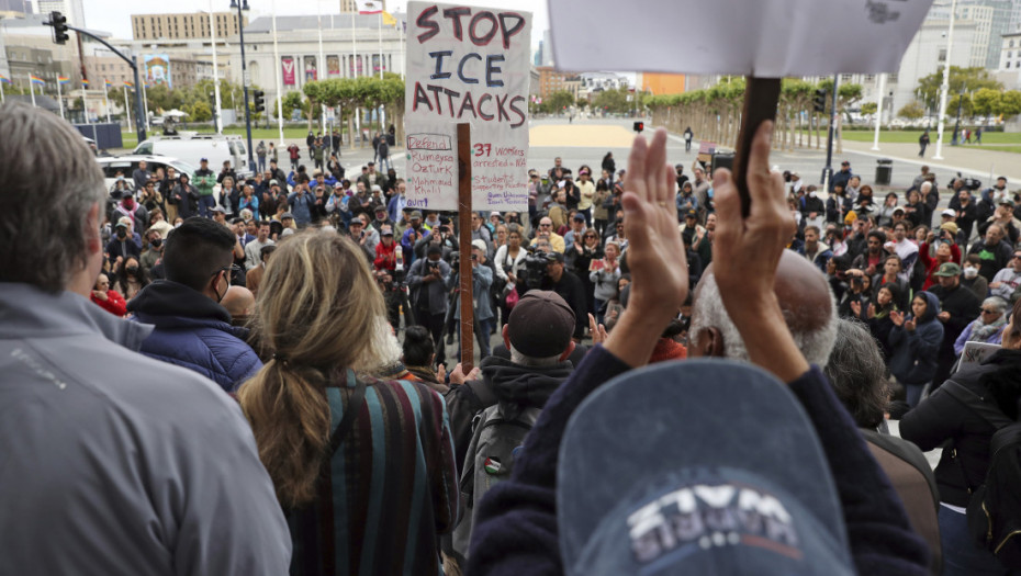Protesti u Čikagu protiv raspoređivanja pripadnika Nacionalne garde i agenata ICE-a