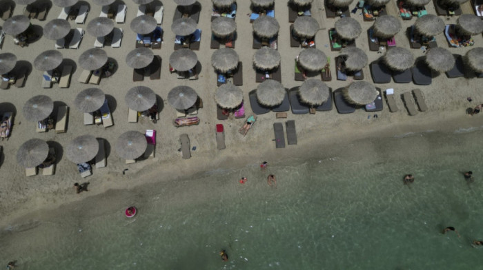Ležaljke i do 320€ uz obavezan dress kod: Ni prosečni Grci ne mogu više da priušte odlazak na plažu u Atini