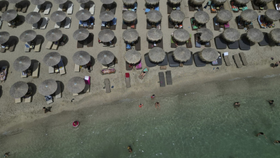 Ležaljke i do 320€ uz obavezan dress kod: Ni prosečni Grci ne mogu više da priušte odlazak na plažu u Atini