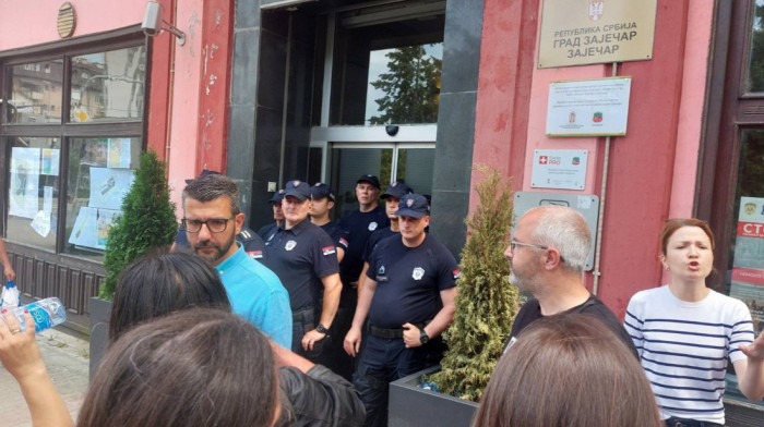 Predstavnici opozicije blokirali Gradsku kuću u Zaječaru, traže uvid u izborne materijale