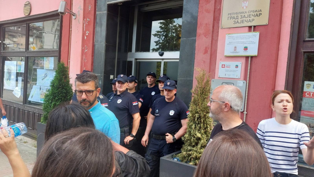 Predstavnici opozicije blokirali Gradsku kuću u Zaječaru, traže uvid u izborne materijale