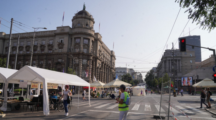 Peti dan protesta "Pobunjenog univerziteta" ispred Vlade Srbije