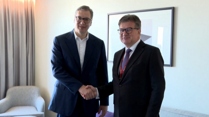 Vučić se sastao sa Lajčakom u Pragu