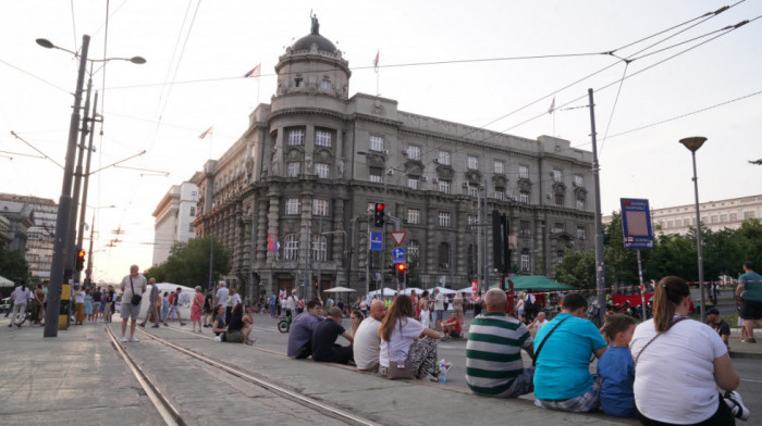 Okupljeni oko grupe "Pobunjeni univerzitet" izjavili da ostaju na raskrsnici ispred Vlade Srbije do ispunjenja zahteva