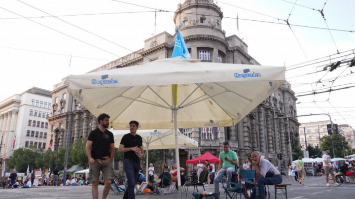 Ispred Vlade Srbije nastavljen protest neformalne grupe zaposlenih na univerzitetu